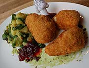 LEGER Backhendl mit Kartoffel-Feldsalat, Kürbiskern-Pesto und Preiselbeeren im LEGER AM DOM (©Foto: Martin Schmitz)